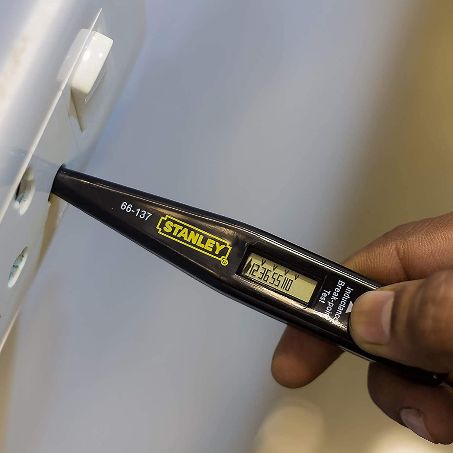 Stanley: 66-137 Digital Line Voltage Tester With LCD Display
